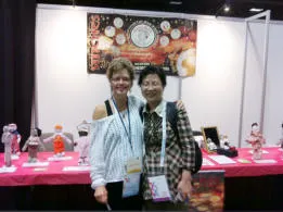 Kathy and Yuan Wenli together at a Stitches exhibit table